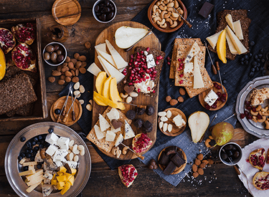 thanksgiving-appetizers-table-with-cheese-fruits-nuts-wine