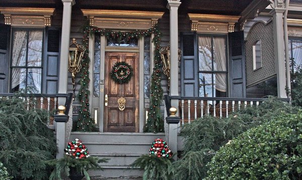 wreaths and garlands front door christmas decorating ideas