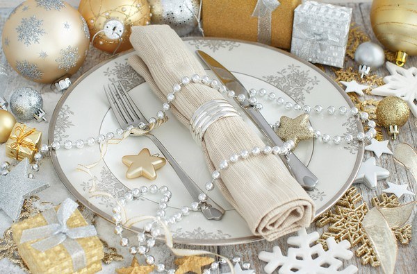 Christmas table decorating ideas in silver and gold