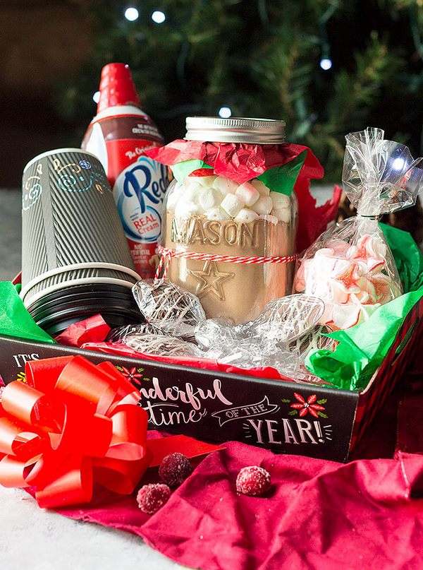 DIY Christmas gift basket ideas for friends family 