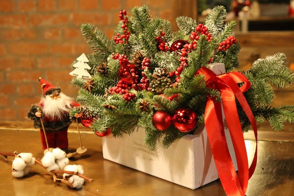 DIY christmas centerpiece ideas rustic wooden box branches ornaments