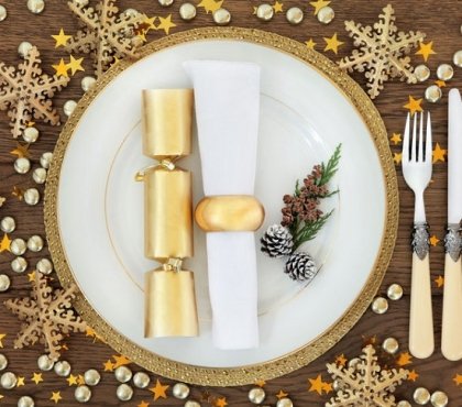 DIY-easy-christmas-dinner-table-setting-gold-decoration