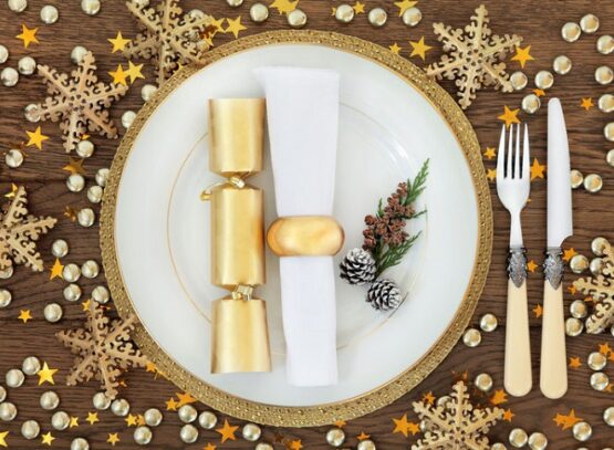 DIY-easy-christmas-dinner-table-setting-gold-decoration