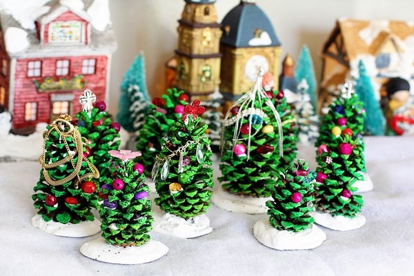 DIY pinecone Christmas trees Easy crafts for kids 