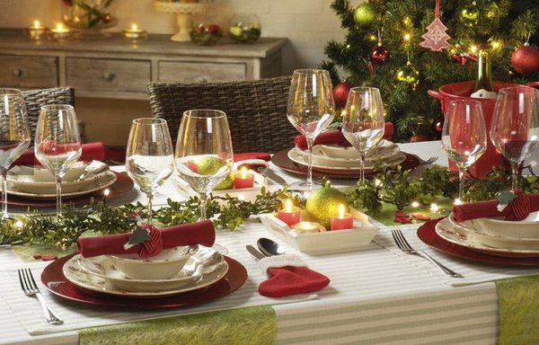 christmas dinner festive table decor in traditional colors