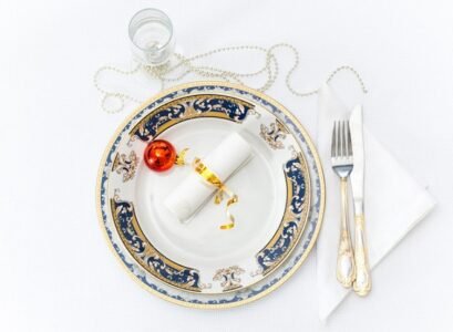 diy-simple-and-easy-christmas-table-settings-red-tree-ornament
