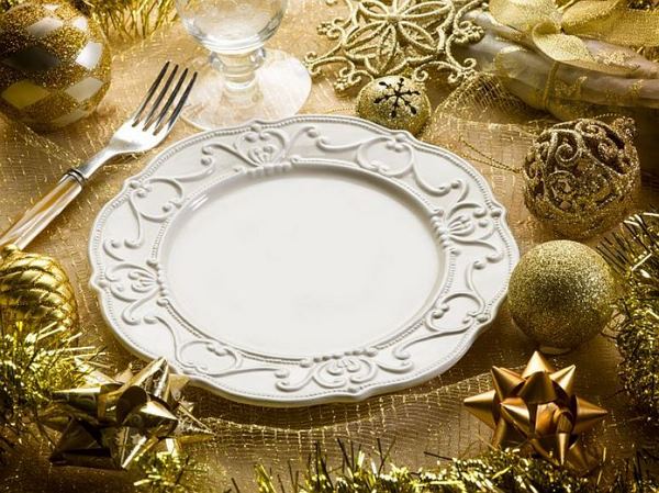easy table decor ideas in gold and white