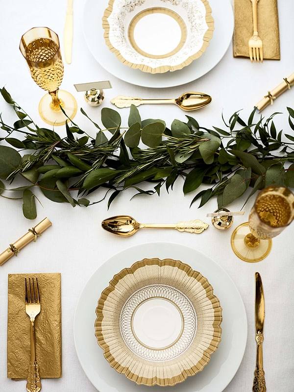 elegant christmas table decorations in gold