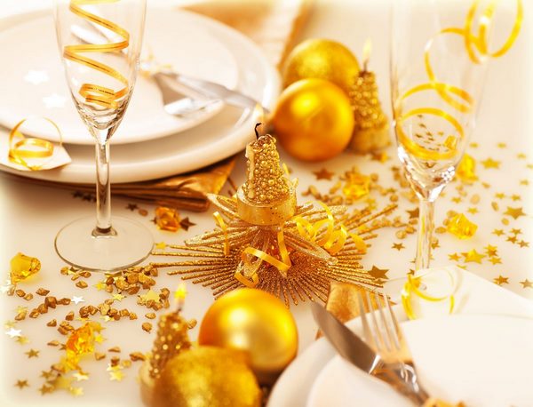 glamorous christmas table decoration in gold