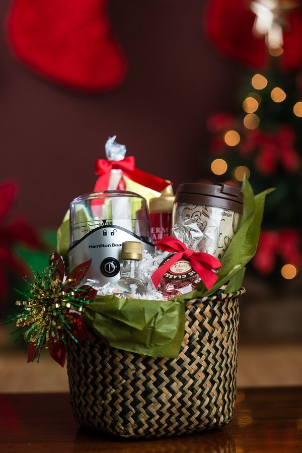 DIY Christmas gift basket ideas how to arrange and