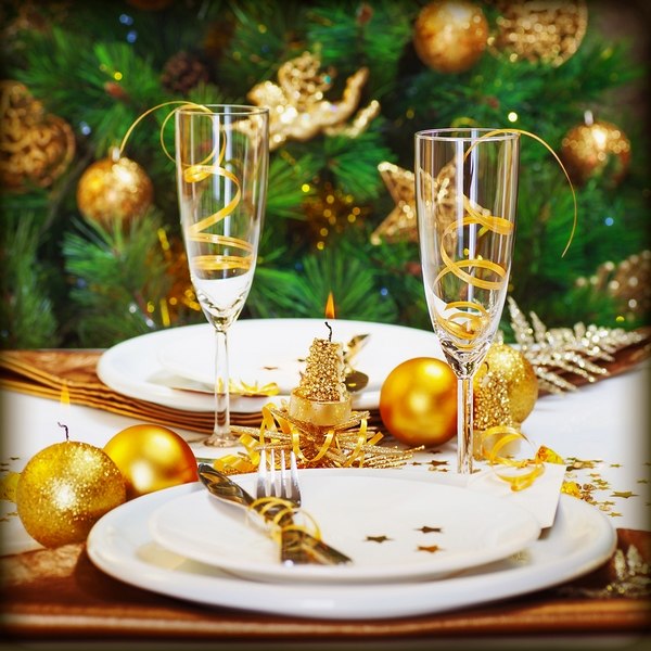 Glamorous Christmas table decoration in gold for an exclusive atmosphere