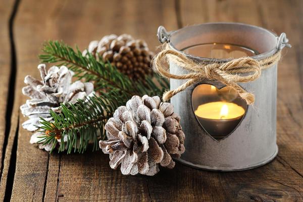 last minute decorations christmas ideas candles and pinecones