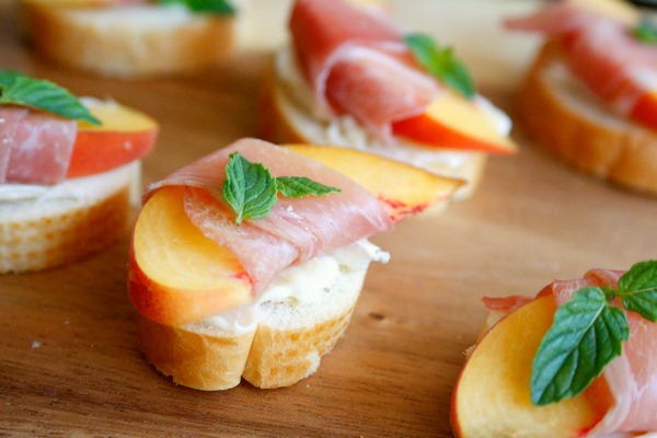 quick and easy new years eve party food ideas peach and prosciutto crostini
