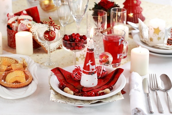 red and white christmas dinner table decorations