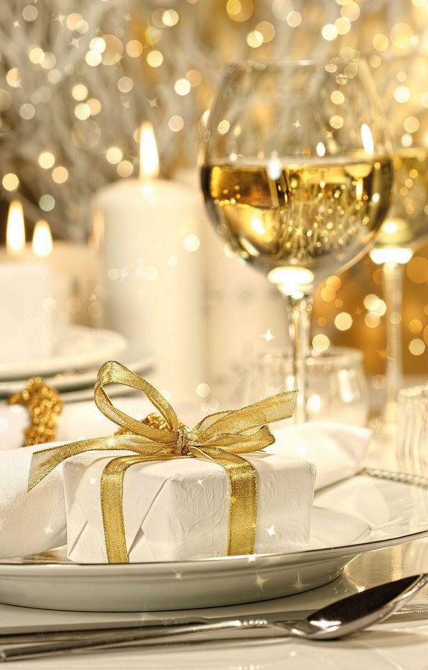 white and gold Christmas table decoration small gifts