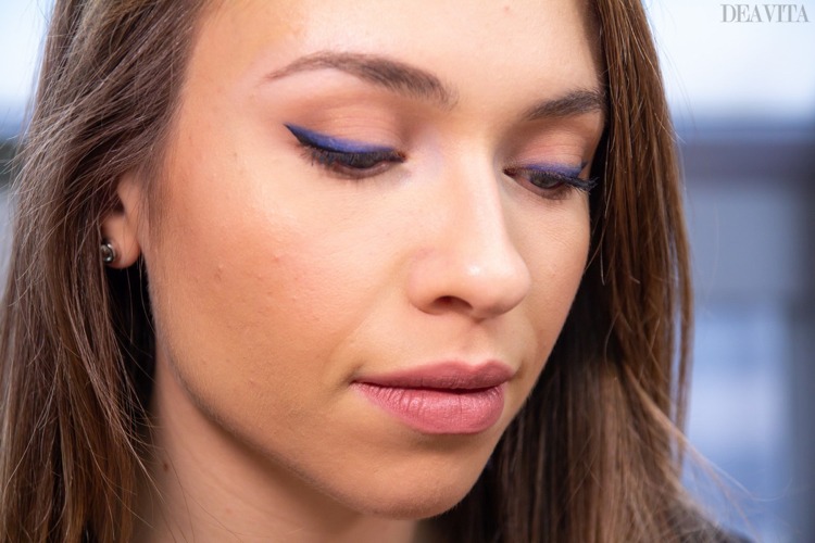 Blue eyeliner makeup in combination with pink lips