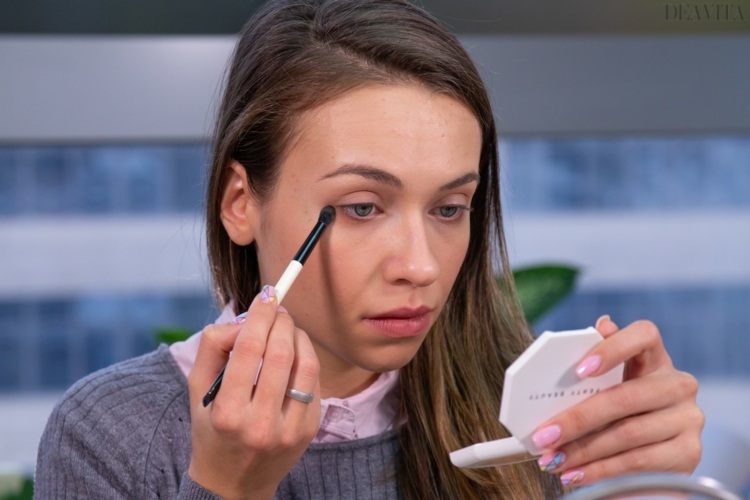 Contour the crease with matte bronzing powder