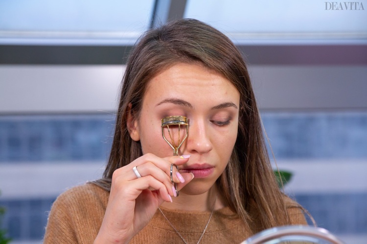 Curl the lashes with the eyelash curler