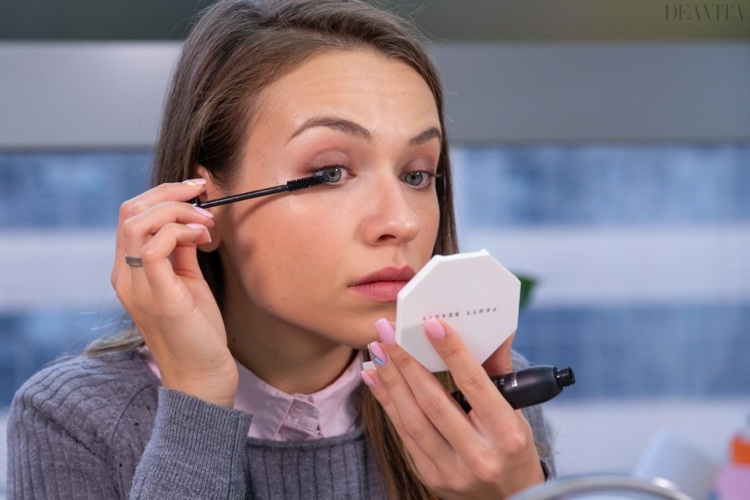 DIY smokey eye makeup tutorial apply mascara
