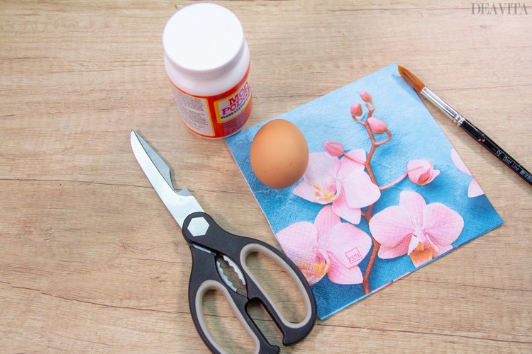 Decoupage Easter eggs with paper napkins materials