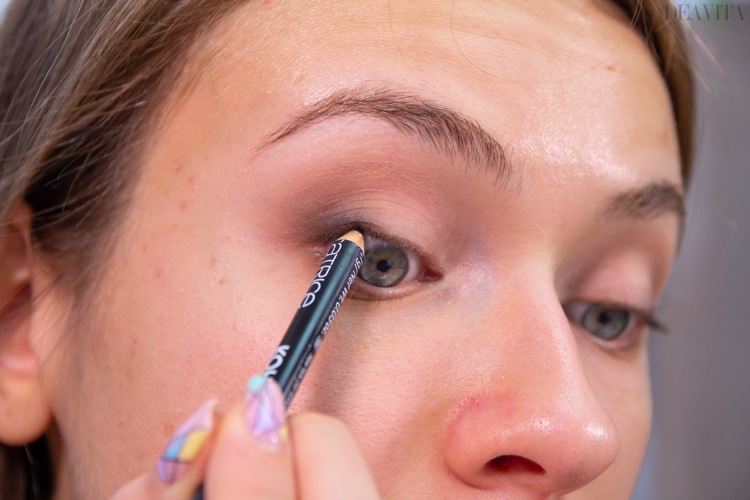 Define the upper waterline with a black eye pencil