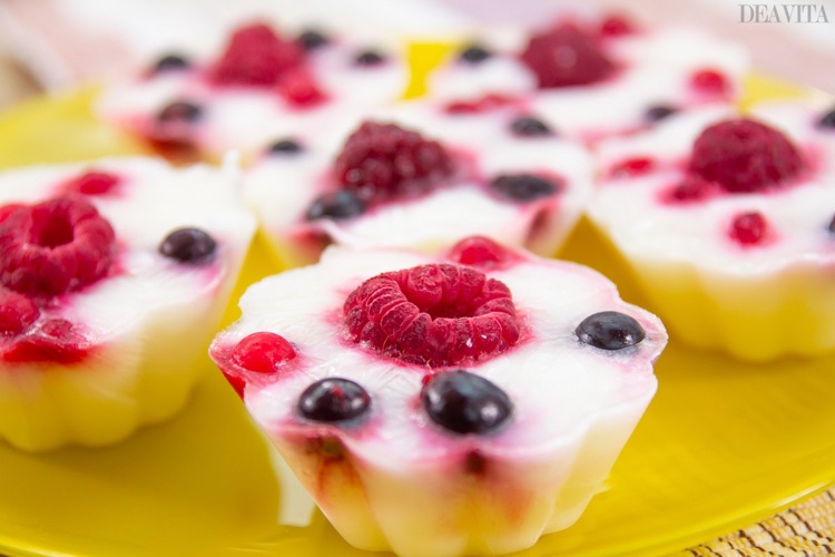 frozen yogurt and berry snacks recipe and directions