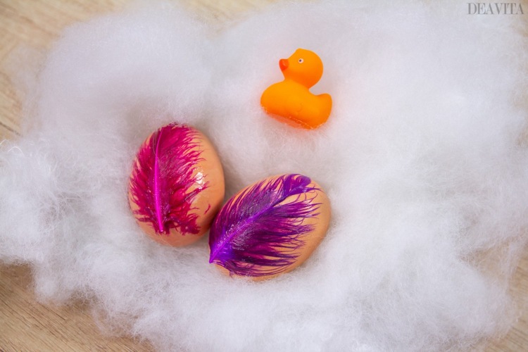 How to decorate Easter eggs with feathers cool decorating ideas 