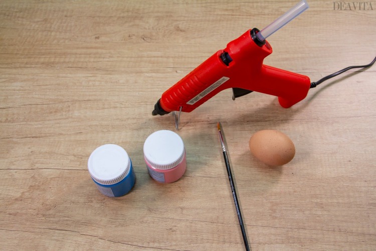 How to decorate Easter eggs with hot glue materials
