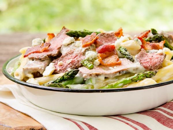Pasta salad with blue cheese steak and bacon