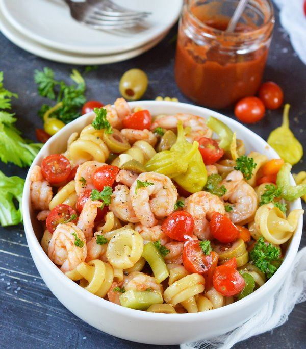 Pasta salad with shrimps and vegetables