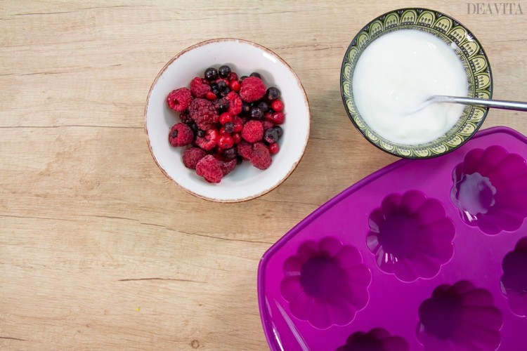 Yogurt and berry ice snacks ingredients