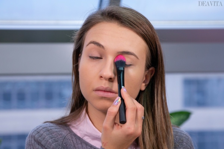 apply powder to set the eyelids with a flat foundation brush