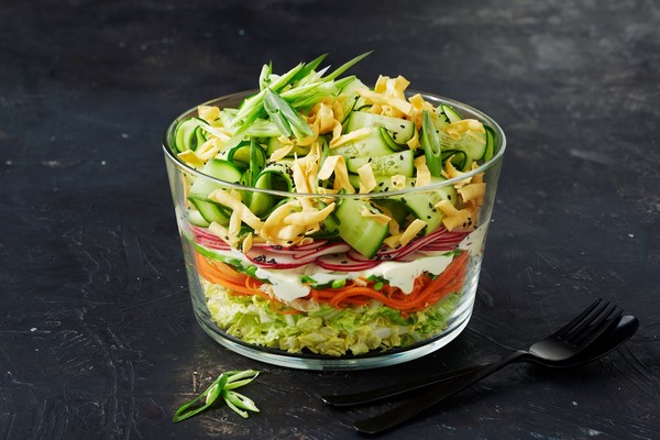 quick and easy layered crunchy noodle vegetable salad