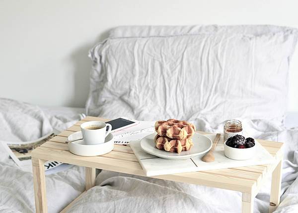 easy diy breakfast in bed table ideas