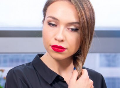 festive-gold-cut-crease-makeup-and-red-lips