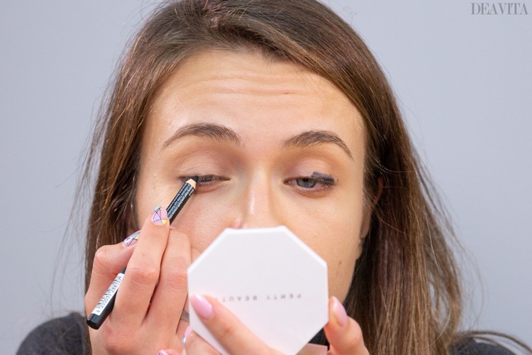 how to apply eyeliner correctly fix with eyeshadow brush