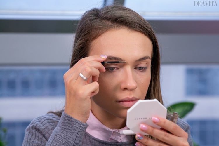 makeup tutorial set the eyebrows with eyebrow gel
