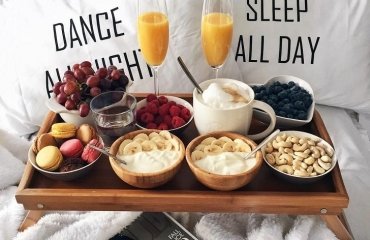 romantic-gifts-breakfast-in-bed-cute-tray-table