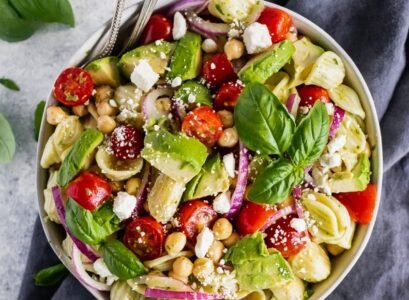 vegetarian-pasta-salad-with-avocado-tomatoes-and-chickpea