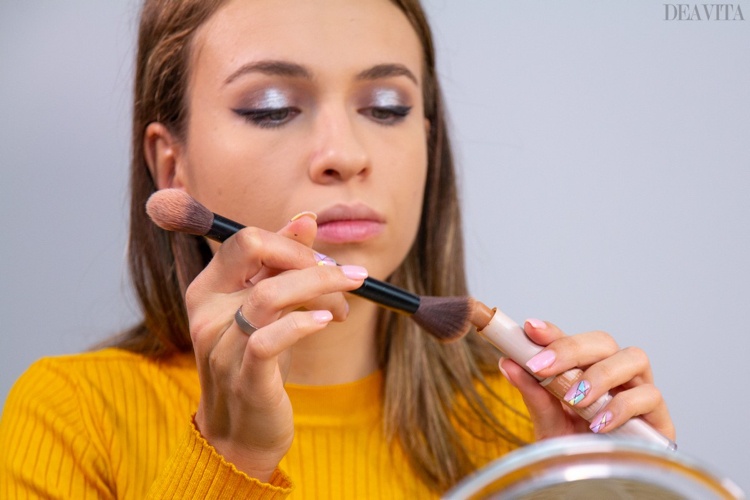 Apply contour with a sculpting brush