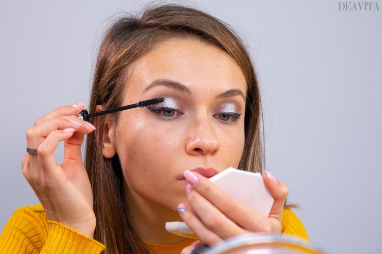 Apply mascara party makeup tutorial