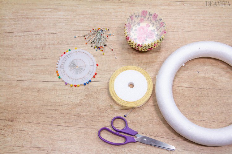 DIY Cupcake Liner Wreath materials