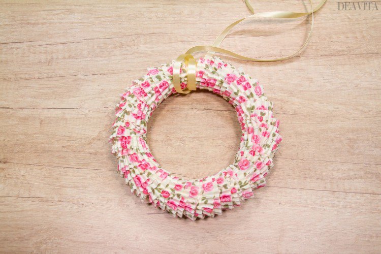 DIY Cupcake Liner Wreath tutorial spring decoration ideas
