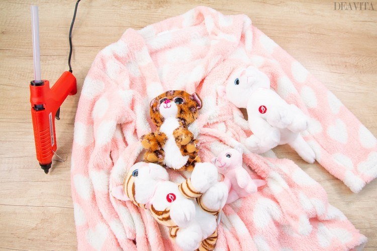 DIY crazy cat lady with bathrobe carnival costumes for kids materials