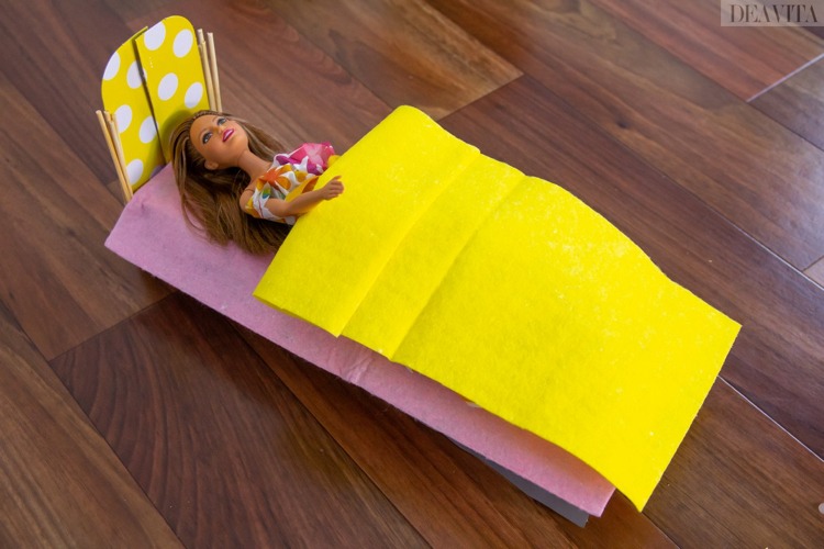 DIY dollhouse furniture ideas easy crafts make a bed