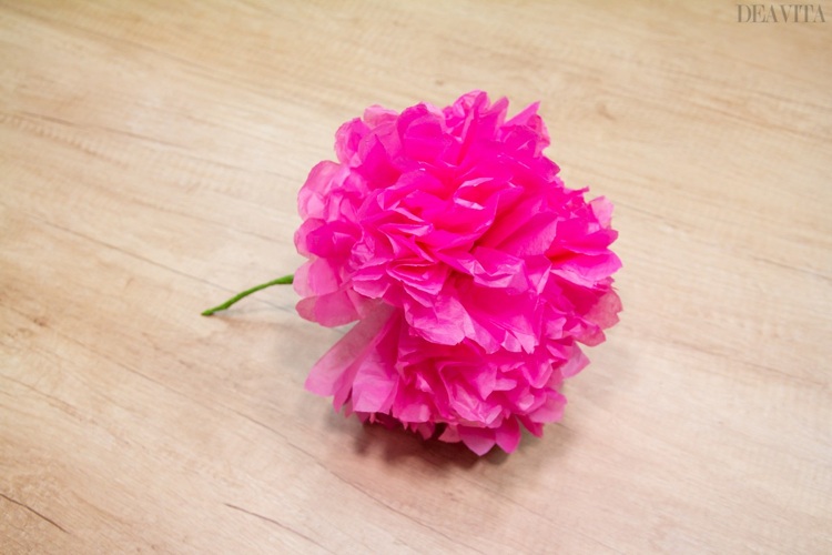 DIY flowers from tissue paper