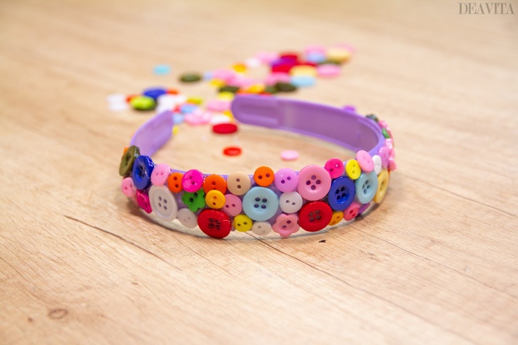 DIY hairband with colorful buttons
