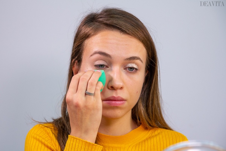 apply concealer on the eyelids and blend with makeup sponge DIY makeup 