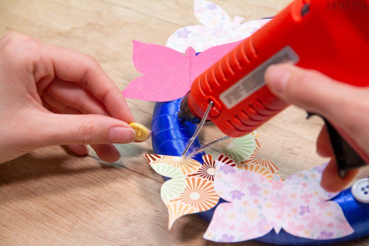 DIY spring wreaths how to make paper butterflies instructions