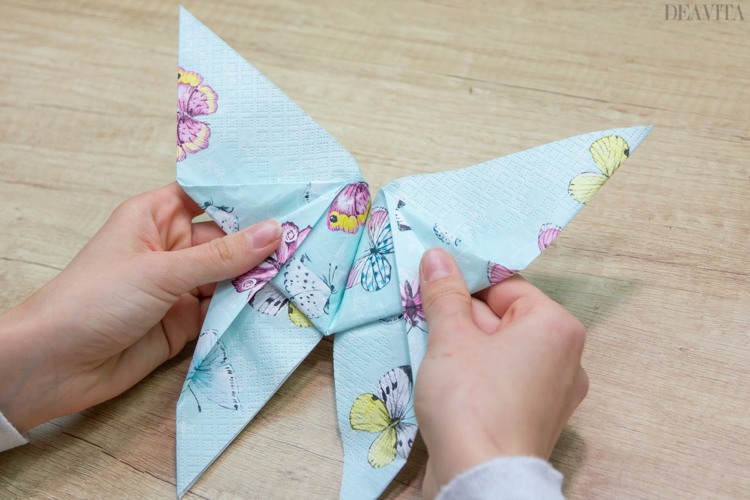 Easter table decor napkin folding ideas butterfly